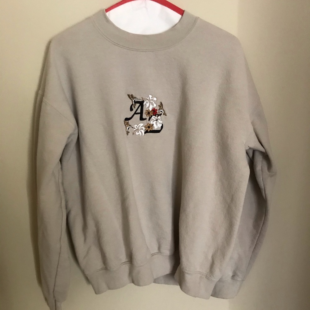 beige “AL” sweatshirt with flowers